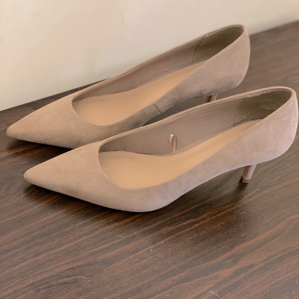 Super cute never worn Nude Mini Suede pump ❤️❤️